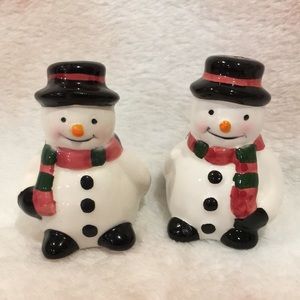 Ceramic Snowmen Christmas Holiday Salt & Pepper Shaker Set NWOT 2”X2.50”